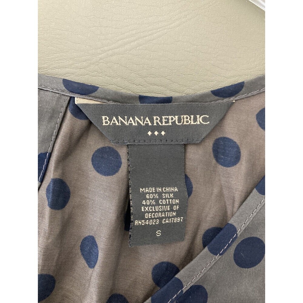 Banana Republic Silk Blouse Women Small Gray Navy Blue Polka Dots Cap Sleeve - Picture 2 of 5